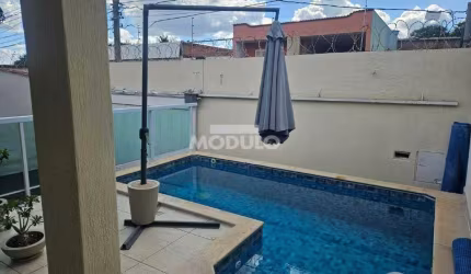 CASA RESIDENCIAL à venda, 3 quartos, 1 suíte, 3 vagas, Osvaldo Rezende - Uberlândia/MG