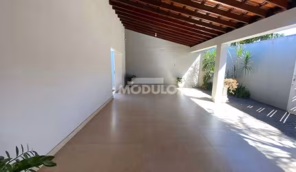 Casa residencial para locação Bairro Santa Mônica com 3 quartos