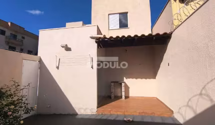 Casa residencial para locação, bairro Santa Mônica com 3 quartos