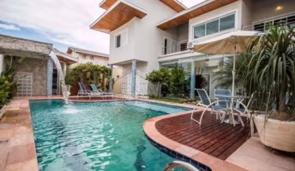 Casa com 4 quartos, 562 m², à venda por R$ 2.200.000- Campos do Conde II Versailles - Tremembé/SP