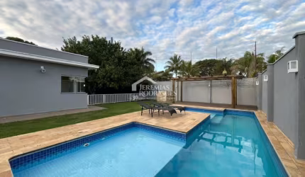 Casa assobradada à venda com 4 dormitórios no Condomínio Residencial Eldorado, em Tremembé/SP.