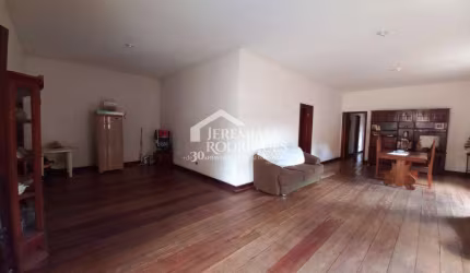 Espetacular casa térrea com piscina, quintal amplo e ótima localização - Pindamonhangaba/SP