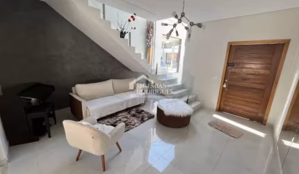 Casa assobradada à venda com 3 suítes no Condomínio Morada do Visconde em Tremembé /SP.