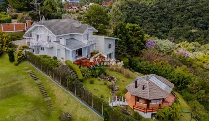Casa à venda com 5 suítes, no bairro Vila Porã em Campos do Jordão/SP.
