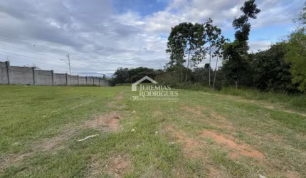 Terreno à venda com 1.219 m² no Condomínio Colonial Village II em Pindamonhangaba/SP.