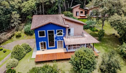 Casa assobradada à venda com 3 dormitórios no Condomínio Parque da Mantiqueira em Santo Antônio do Pinhal/SP.