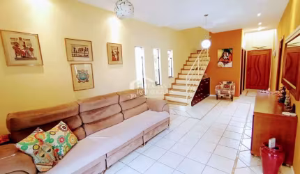 Casa assobradada à venda com 3 suítes no Condomínio Fortaleza em Taubaté/SP.