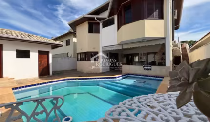 Casa à venda com 4 suítes no Condomínio Taubaté Village em Taubaté/SP.