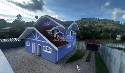 Casa para venda com 3 suítes no bairro Vila Ondina em Campos do Jordão/SP