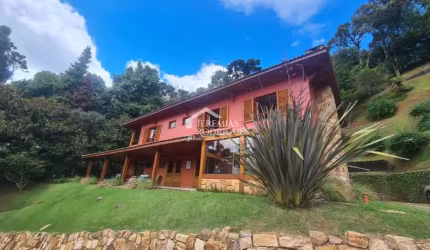 Casa para venda com 4 suítes no Condomínio Recanto do Fojo em Campos do Jordão/SP