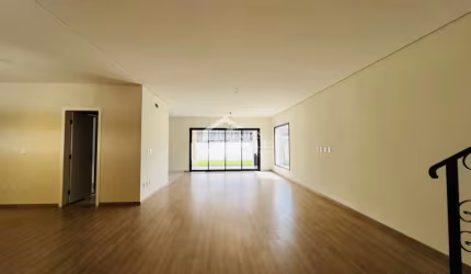 Casa assobradada à venda com 3 suítes no Condomínio e Ouro Ville em Taubaté/SP.