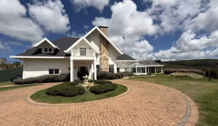 Casa à venda com 4 suítes no Condomínio Jardim Monte Belo em Campos do Jordão/SP.