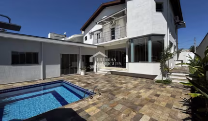 Casa para venda com 4 suítes no Condomínio Real Ville em Pindamonhangaba/SP