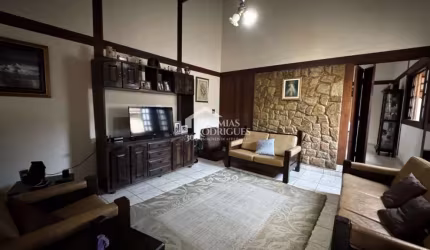 Casa à venda com 3 dormitórios no bairro Lessa em Pindamonhangaba/SP