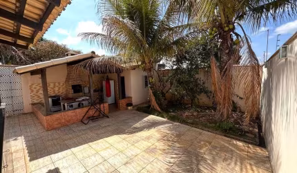 Casa para venda possui 195 metros quadrados com 3 quartos em Custódio Pereira - Uberlândia - MG
