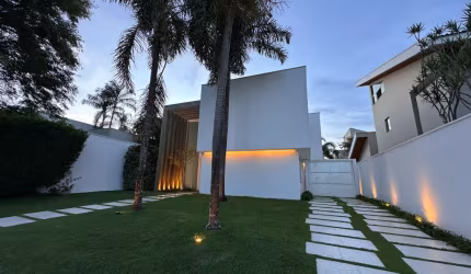 Sobrado para venda com 328 metros quadrados com 4 suítes em Cond. Villa do Sol - Uberlândia - MG