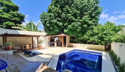 casa triplex no quinta do Candeal com 4 quartos reformada