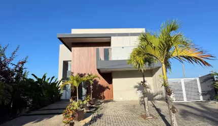 Casa a venda em Alphaville 2 Salvador com 4 suítes e reformada