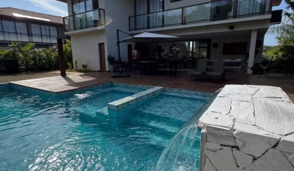 Casa a venda em praia do forte com 5 suites reformada e mobiliada
