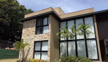 Casa a venda no encontro das aguas em lauro de freitas com 5 suites reformada