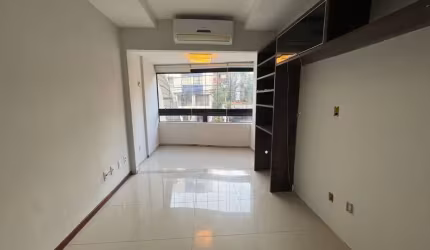 Apartamento a venda no costa azul com 3 quartos varanda e armarios