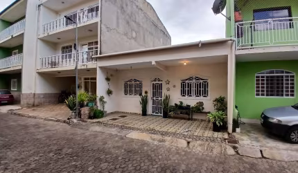 QN 114 - Excelente casa 2 Quartos em condomínio, ao lado do metrô - Samambaia