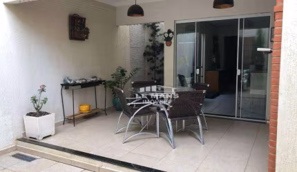 Casa sobrado a venda, 3 quartos, 1 suíte, 2 vagas, no bairro Caxambu em Piracicaba - SP