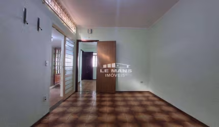 Casa a venda com quintal de terra, 2 quartos, no bairro Vila Independência em Piracicaba - SP