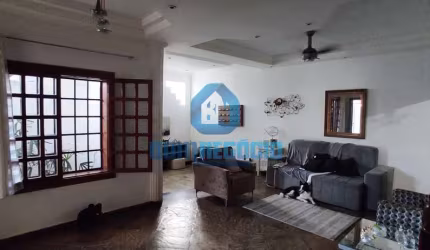 LINDA CASA DE ESQUINA COM DECORAÇÃO RUSTICA E AREA GOURMET COM CHURRASQUEIRA ,