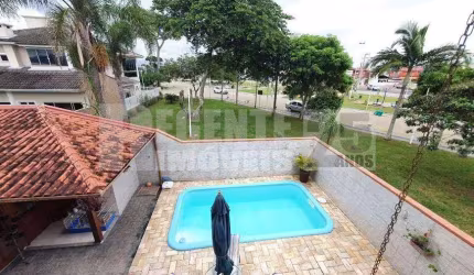 Linda casa de 2 pavimentos com piscina em Carianos