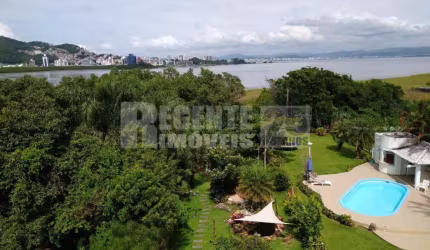Casa á venda com 5 quartos no bairro João Paulo em Florianópolis.