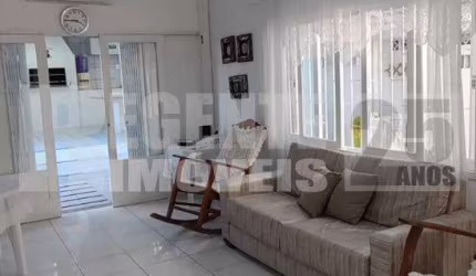Casa à venda no bairro Cachoeira do Bom Jesus em Florianópolis.