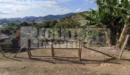 Terreno com 587,02m² à venda no bairro Pantanal em Florianópolis.