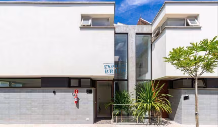 Casa em condomínio fechado com 427m² privativos, jardim com piscina e 4 suítes - Agende sua visita!!