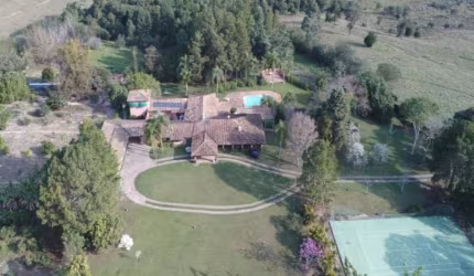 FAZENDA DE ALTO PADRÃO A VENDA NA REGIÃO DE SOROCABA-SP ??   Área Total: 67 Alqueires   Formação: Agricultura e Pecuária   Aproveitamento: 80%    So