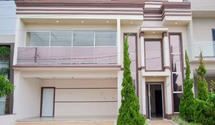 Imóvel de alto padrão em condomínio no Jardim Santana: 3 quartos, 1 suíte, 3 salas, 3 banheiros, 4 vagas e 243,34 m². Venha conferir!