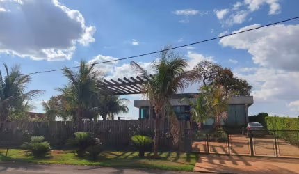Rancho Condomínio Damha Santa Monica em Fronteira ?Terreno com 800 m² ?340 m² de construção. ?4 suítes  ?1 cozinha  ?Rica em armários planejados  ?1 cozinha integrada com churrasqueira e área gourmet 