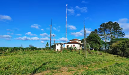SÍTIO A VENDA NA REGIÃO DE SOROCABA-SP ??   Localizada no Município de Pilar do Sul-SP  Área Total 36 Alqueires   22 Alqueires em Pasto   Terra Vermelha   Topografia Levemente Ondulada   Rica em Água,