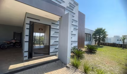 Casa de luxo em condomínio à venda em Paranapanema-SP: 8 quartos, 4 suítes, 3 salas, 6 banheiros, 10 vagas de garagem, 527,97 m² de área.