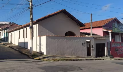 Excelente imóvel no CENTRO Rua Tiradentes, 228 ( ESQUINA c a Rua dos Operários) em frente ao BOULEVARD JACAREÍ/Hotel IBIS, tendo acesso pelas duas ruas. Uso residencial ou comercial!! 4 QUARTOS, SALA,