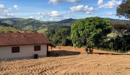 Espetacular Sitio à Venda em Divinolândia-SP - 4 quartos, 2 salas, 2 banheiros, 3 vagas de garagem, 266.200,00 m² de área