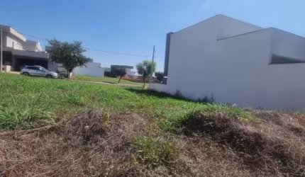 Lote de 250 metros próximo a área de Lazer ( Sol da Manhã). Condomínio conta com estrutura completa único na cidade com Piscina. Academia Climatizada.