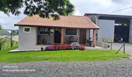 Chácara à venda em São Miguel Arcanjo-SP: 2 quartos, 2 salas, 2 banheiros, 3 vagas de garagem, 90m². Aproveite!