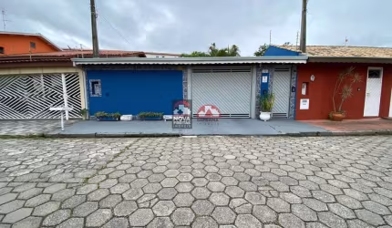 Casa 220m2 3 Dorms, 3 banheiros 1 Sala 1 Sala de jantar 1 Ampla cozinha toda com armários planejados. 1 Lavanderia coberta. Varanda na volta toda da c