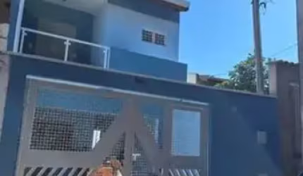 Sobrado com 170m2, terreno 150m². Com habite-se e escritura, dando entrada no registro está semana. São 4 dormitórios sendo 1 suíte com closet e varanda + 1 banheiro grande no piso superior. Térreo co