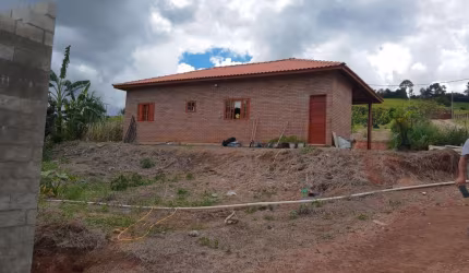 Chácara 5.938 mts  Topografia baixa Energia bifásica Água de poço semi-artesiano  Casa sede contendo: 2 dormitórios, sala, copa, cozinha, banheiro soc