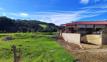 Sitio 31 Alqueires  Formado em Pasto para Gado de Leite 2 casas empregado 1 casa escritório Tronco com balança Ordenhadeira com 4 Conjuntos de Ordenha