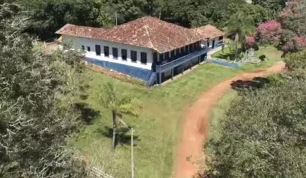 Fazenda Histórica 58,5 Alqueires ou 142 Hectares - Casarão de 1.890  - Confinamento para 200 cabeças de gado - Barracão de 400m² - Casa de caseiro - P