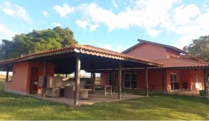 Fazenda de Luxo à Venda em Paracatu-MG: 3 quartos, 2 suítes, 4 salas, 3 banheiros, 10 vagas, 7.800.000,00 m² de área!