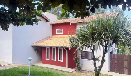 Casa Duplex 205m2 3 Dorms sendo 2 Suítes uma com Closet e 1 Dorm no Térreo, 1 Sala de Estar com vista para Mata e acesso a Varanda Gourmet - 1 Sala de